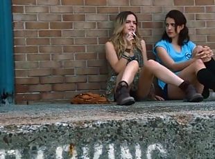 Margaret Qualley and Emily Meade in The Leftovers s01e01