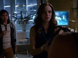 Emily Rickards in The Flash s01e08